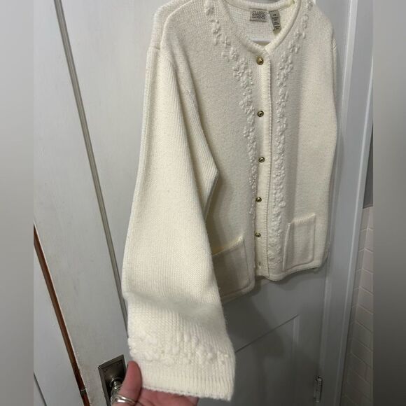 Vintage Women's Cream Sweater - Picture 2 of 4